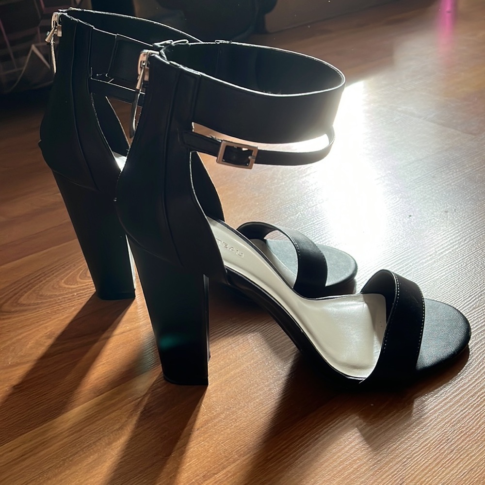 Heels - Picture 4 of 4